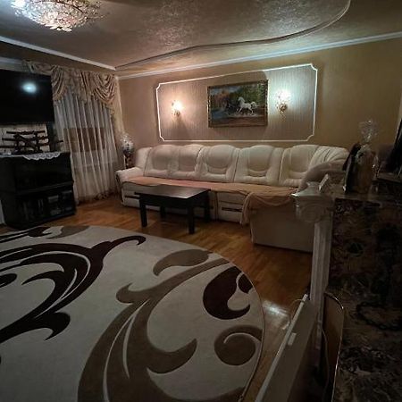 Просторі Та Комфортні Апартаменти «Д.І.М.» Kamenets-Podolsk Eksteriør bilde
